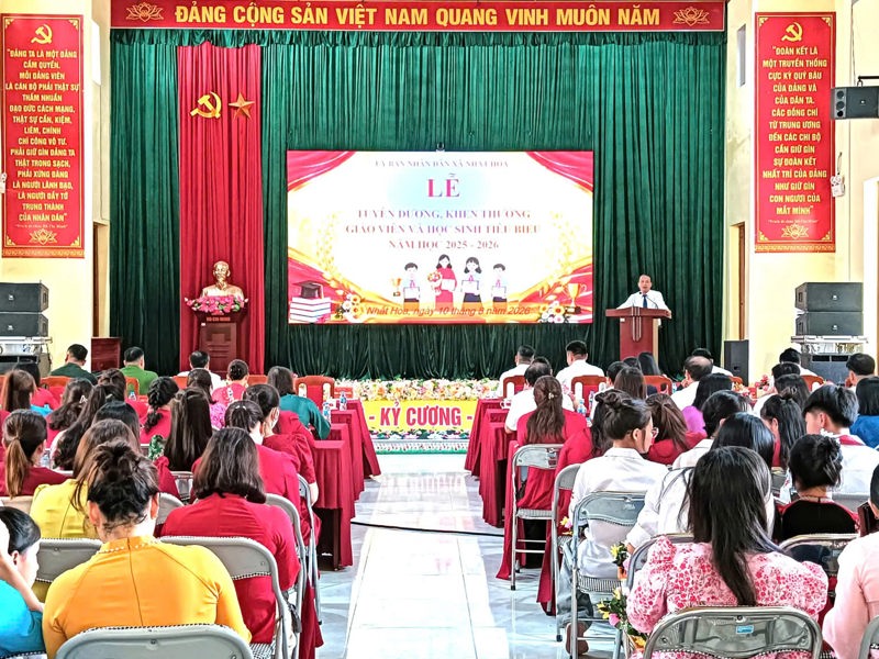 XÃ NHẤT HÒA TỔ CHỨC LỄ TUYÊN DƯƠNG, KHEN THƯỞNG GIÁO VIÊN VÀ HỌC SINH TIÊU BIỂU NĂM HỌC 2025 - 2026