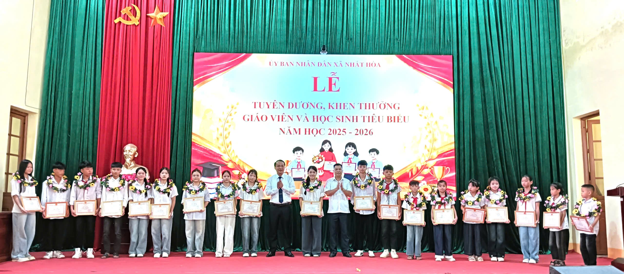vinh danh học sinh.jpg
